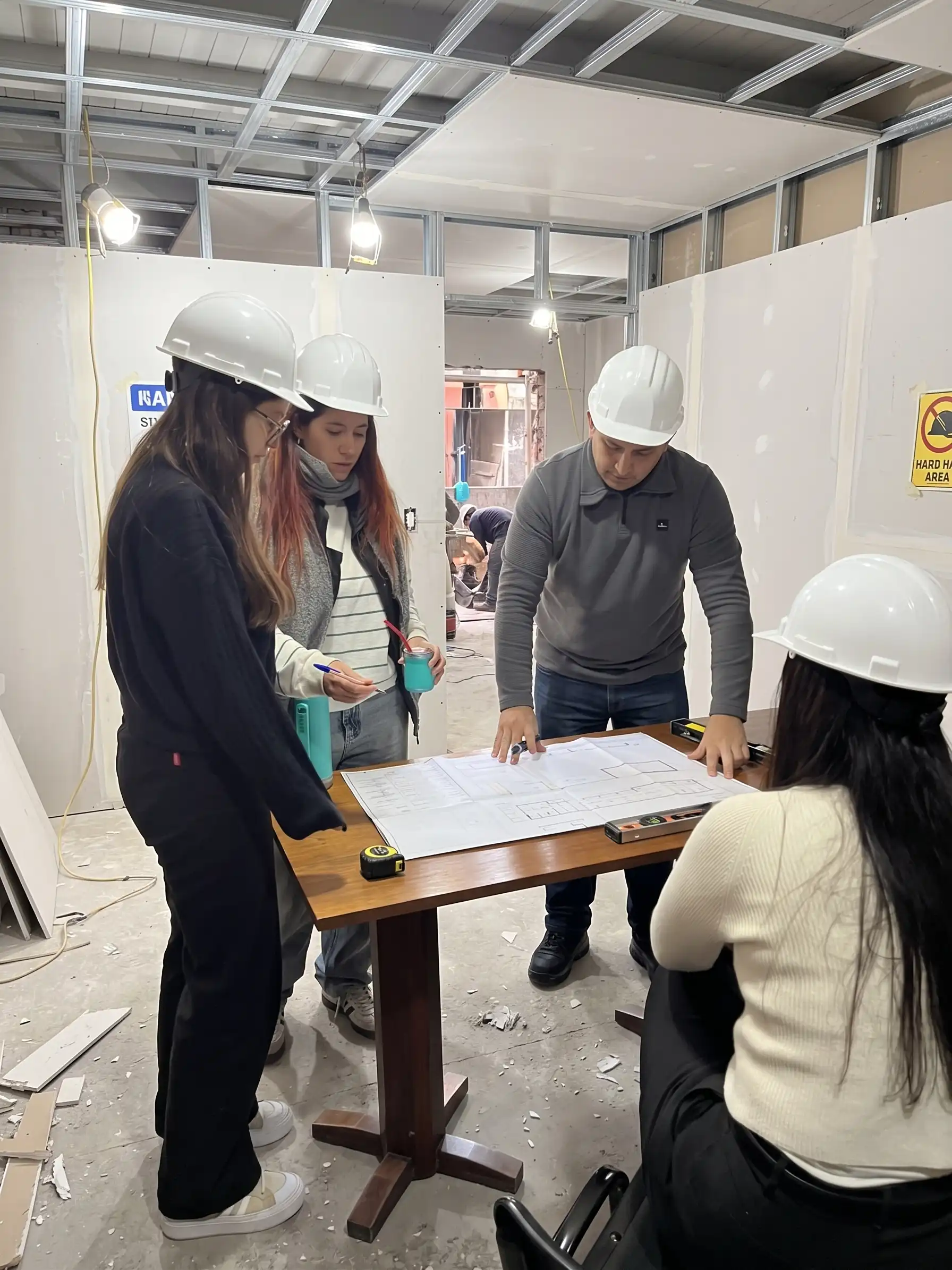 Equipo de obra de Urbina reunido en el sitio