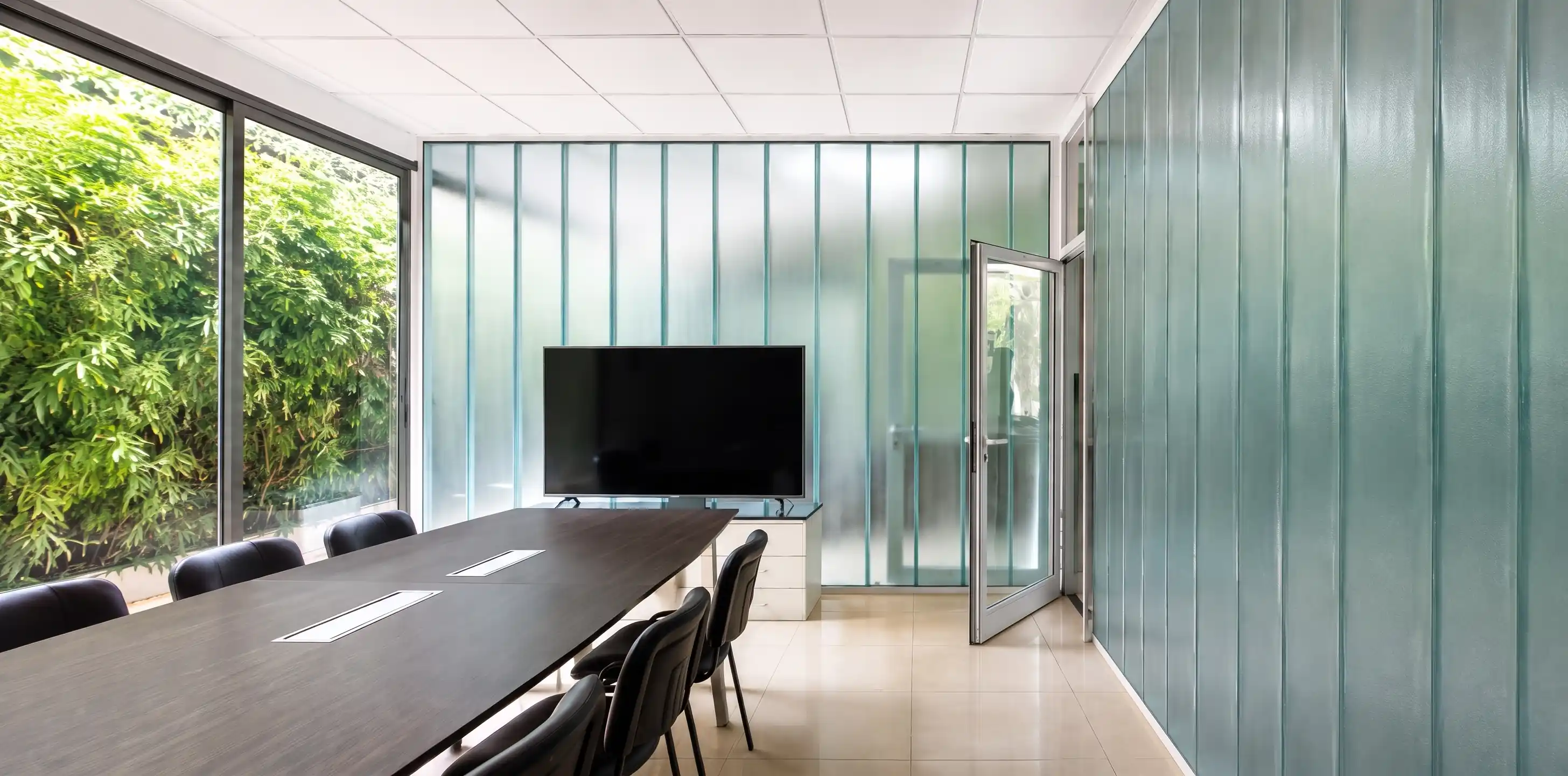 Interior de oficina en obra, con la perfilería de la construcción en seco a la vista