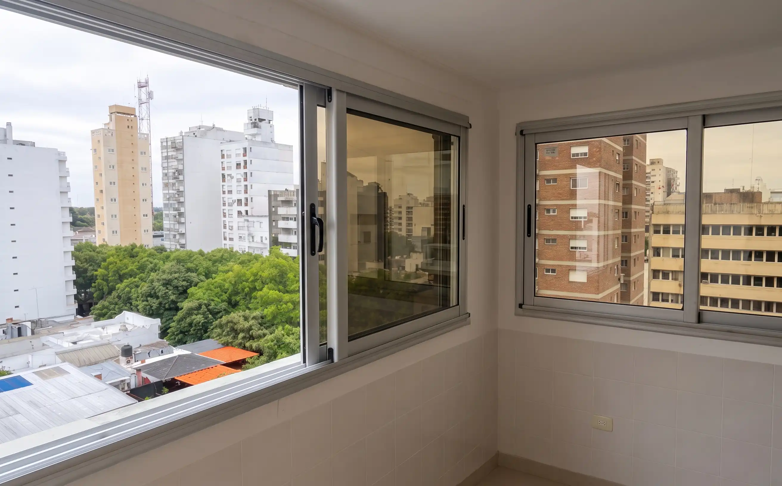 Operario colocando una carpintería nueva en la fachada de un edificio